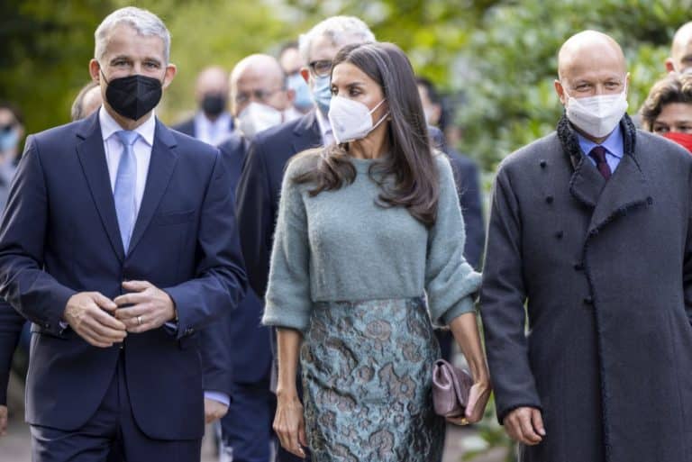 La Reina Letizia viaja a Suiza con un sofisticado y versátil look de estreno