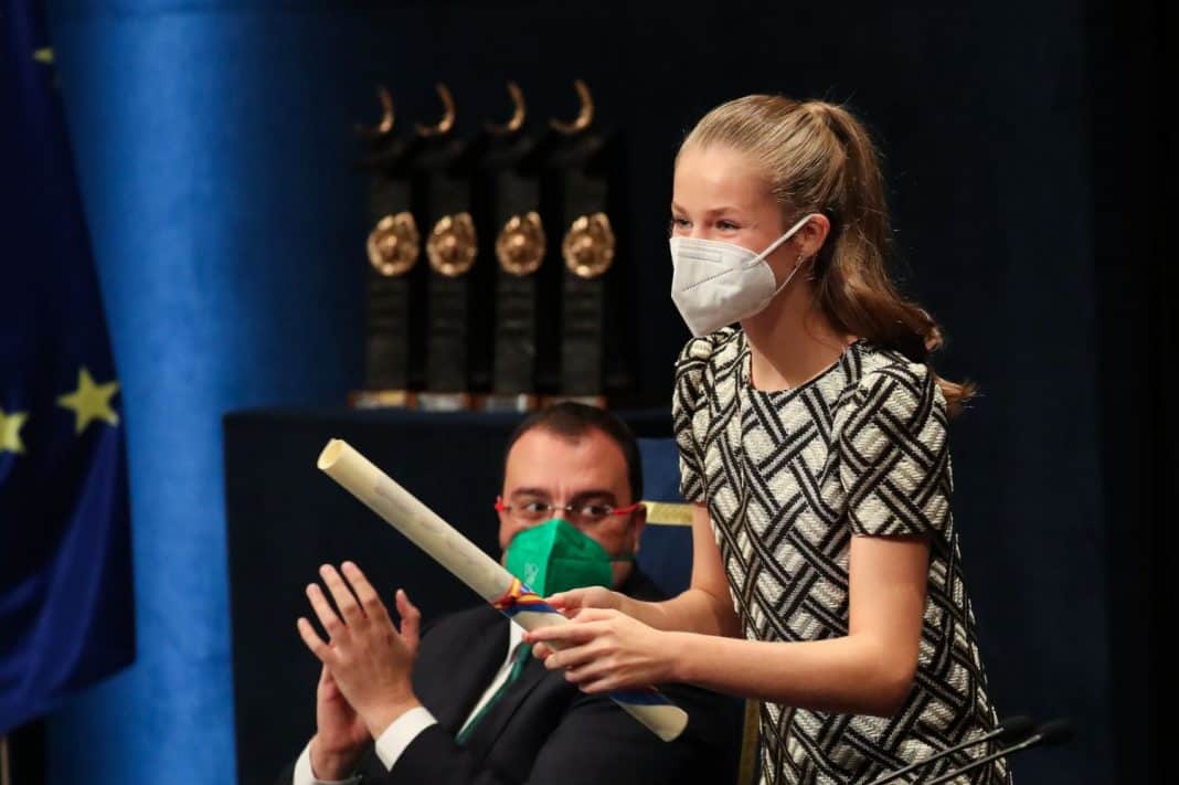 Princesa Leonor haciendo entrega de sus Premios Princesa de Asturias