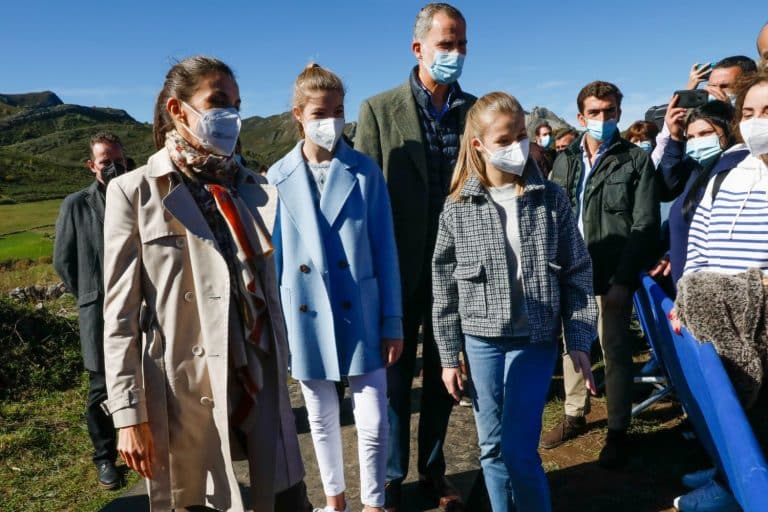 Letizia confía en sus básicos, Leonor y Sofía en la comodidad en su visita al Pueblo Ejemplar 2021
