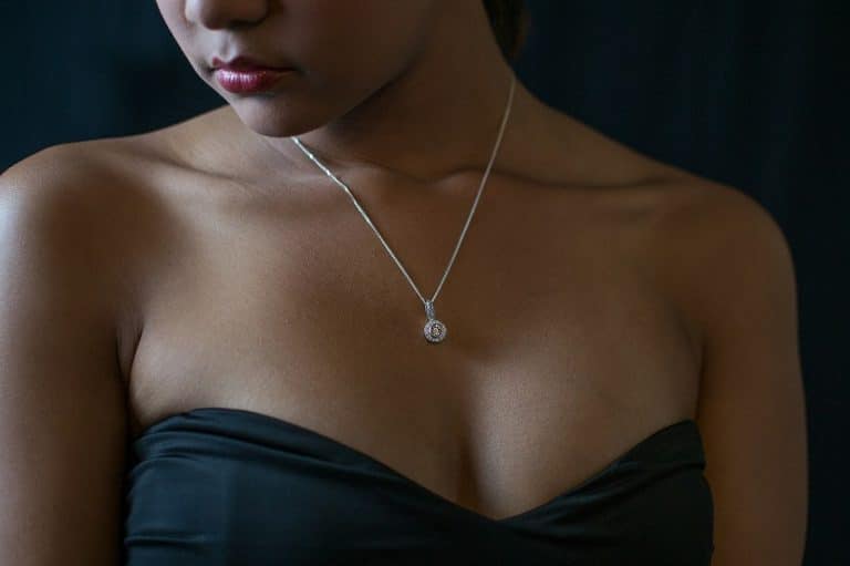 Completa tu look con lo último en collares y colgantes