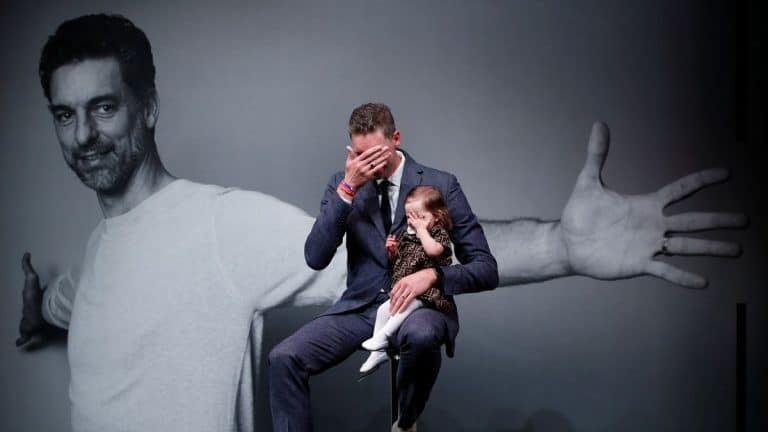 Pau Gasol llora en su despedida del basket por sus padres y su hija