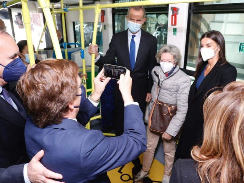 Reina Letizia sentada encima Rey Felipe en autobús