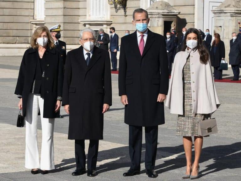 Los Reyes reciben con honores al presidente de Italia, y Letizia vuelve a hacer un guiño con su look
