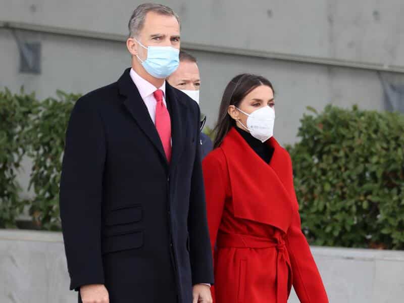 Reyes Felipe y Letizia de rojo coordinados para Suecia