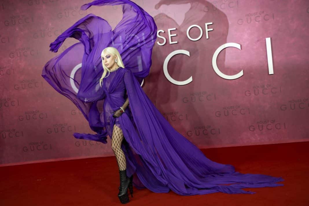 lady gaga house of gucci estreno pelicula lila vestido espectacular