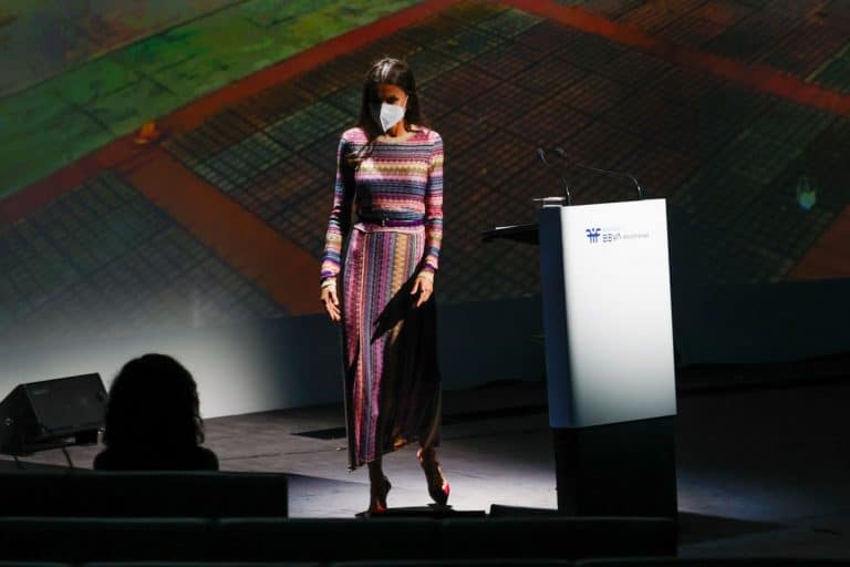 La Reina Letizia deslumbra con un vestido de punto de Michonet multicolor