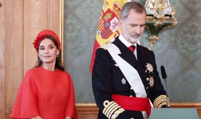 Reina Letizia Máxima criticada en Suecia por guantes y Tocado Casquete
