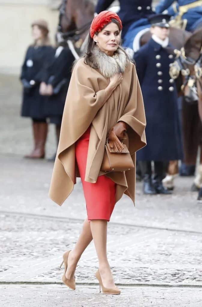 Reina Letizia con guantes y capa marrón y casquete en color rojo 02