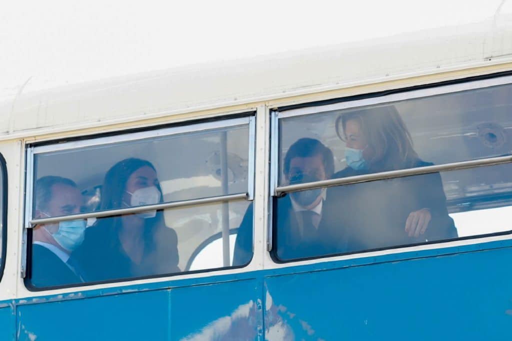 Reina Letizia sentada encima Rey Felipe en autobús