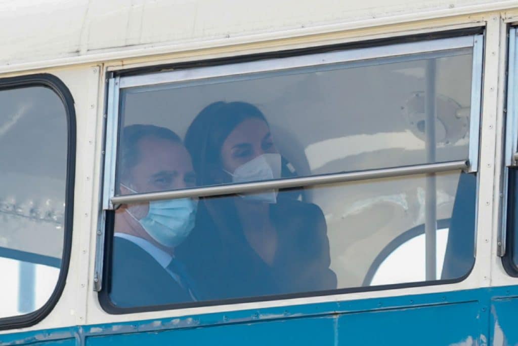 Reina Letizia sentada encima Rey Felipe en autobús divertidos risas azul