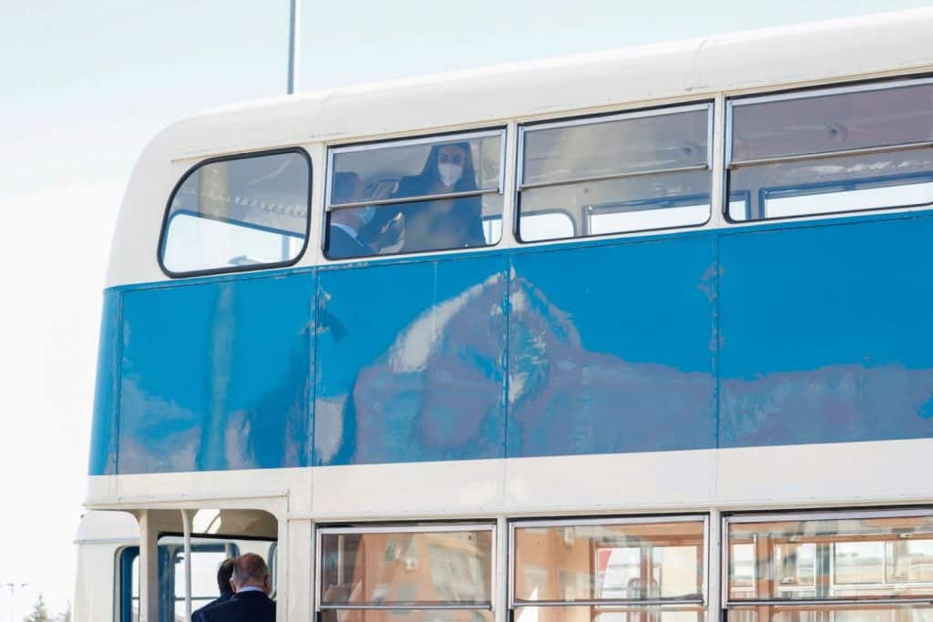 La Reina Letizia se sienta en las piernas del Rey Felipe en el autobús. Su imágen más divertida
