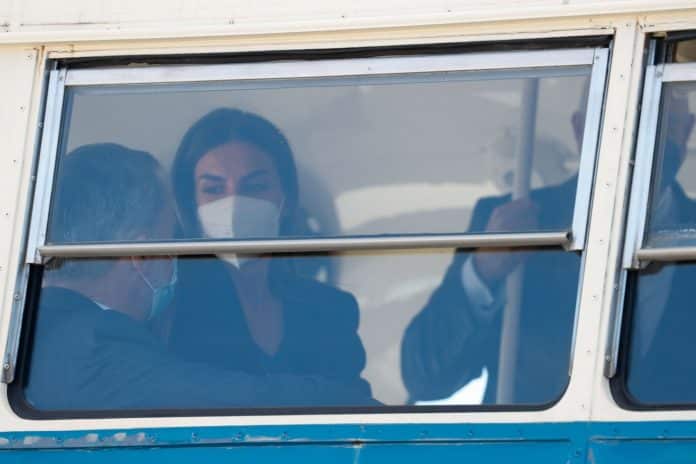 Reina Letizia sentada encima Rey Felipe en autobús mirada cómplice