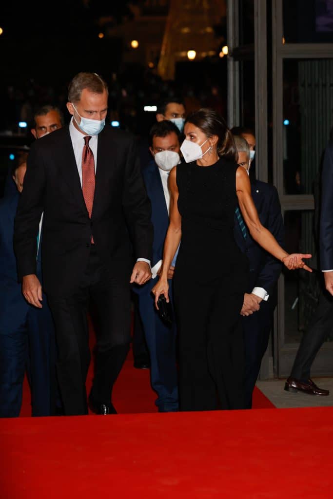 La Reina Letizia se sienta en las piernas del Rey Felipe en el autobús. Su imágen más divertida