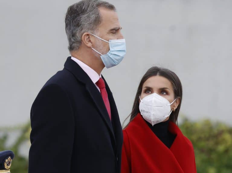 Reyes Felipe VI y Letizia llegan a Suecia combinando sus looks en rojo y negro