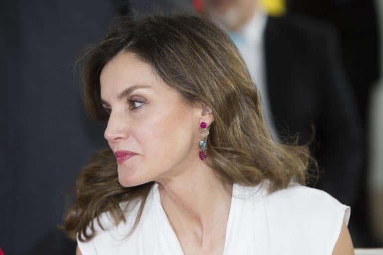 La Reina Letizia pone de moda las Joyas de colores para Navidad