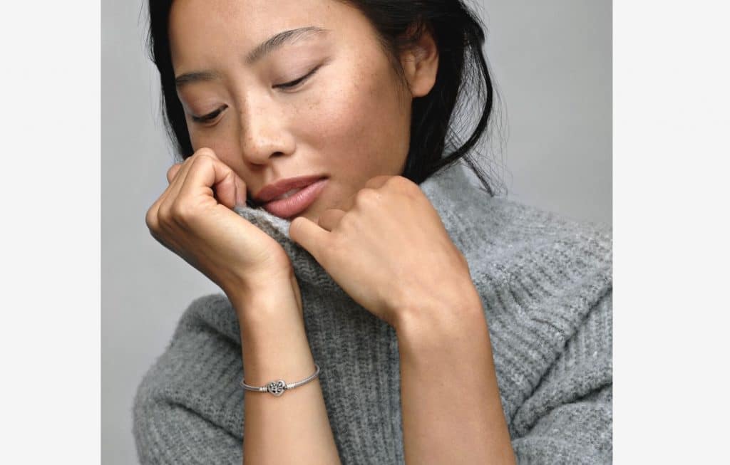 El collar barato de Pandora que iluminará tu rostro este invierno