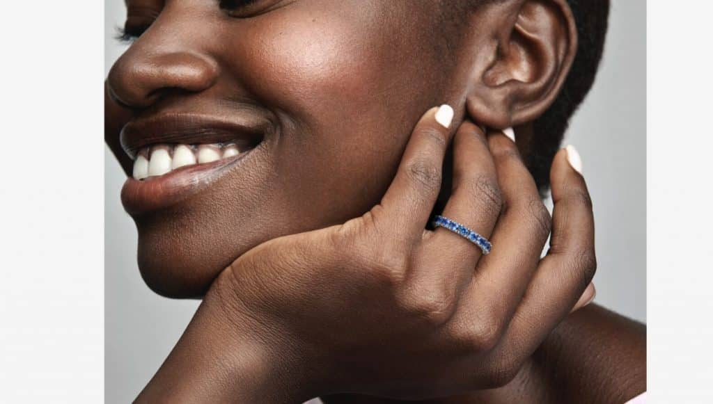 El collar barato de Pandora que iluminará tu rostro este invierno