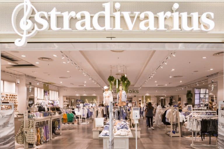 Esta camiseta estampada por 12,99 euros es la más bonita de Stradivarius