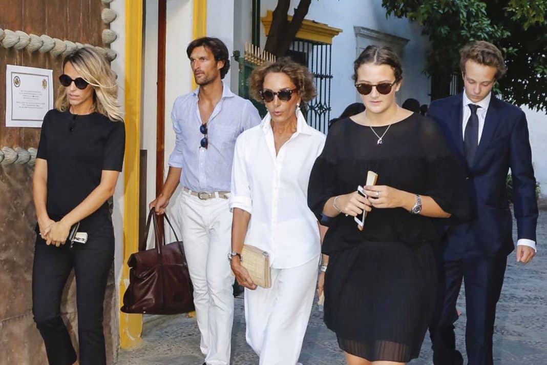 Nati Abascal, Rafael Medina Abascal y Laura Vecino junto con Victoria Elisabeth von Hohenlohe Langenburg y Alexander von Hohenlohe Langenburg