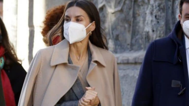 El look de la Reina Letizia que le juega una mala pasada: helada de frío