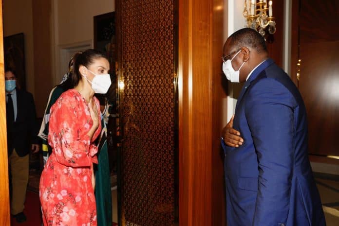 Reina Letizia vestido flores viaje Senegal