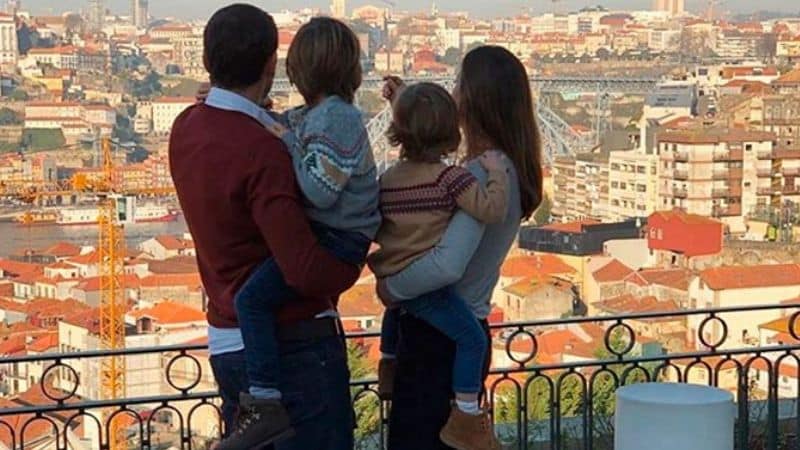 Sara Carbonero e Iker Casillas con sus hijos en Oporto