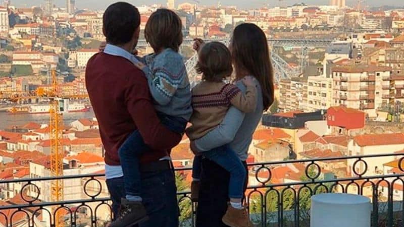 Sara Carbonero e Iker Casillas con sus hijos en Oporto