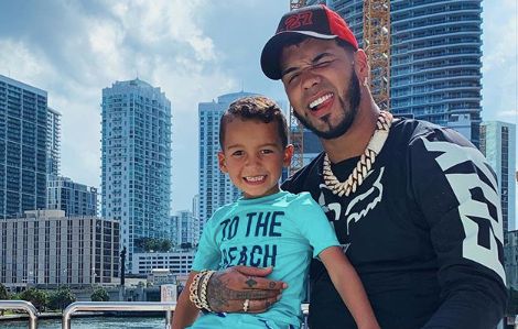 Anuel AA la lía con el regalo que le ha hecho a su hijo por Navidad