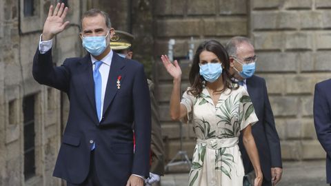 Letizia y don Felipe saludando