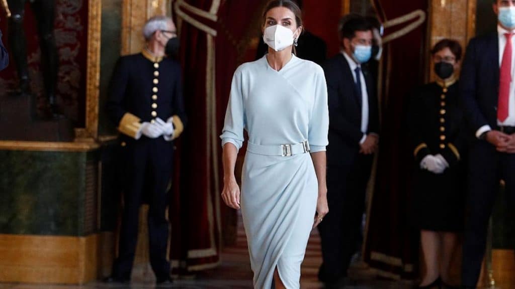 El vestido de Adolfo Domínguez con el que la Reina Letizia viajó por África