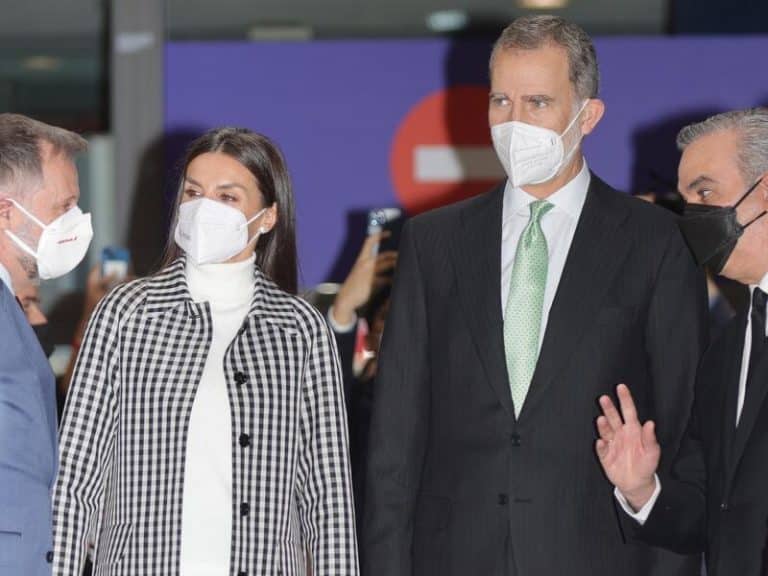 Los Reyes Felipe y Letizia inauguran Fitur con las fotos virales de Urdangarin