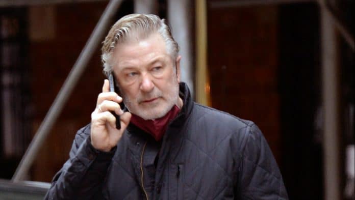 Alec Baldwin con el móvil