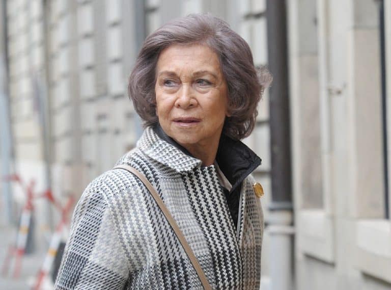 La Reina Sofía viaja junto a la Infanta Cristina en sus momentos más comprometidos