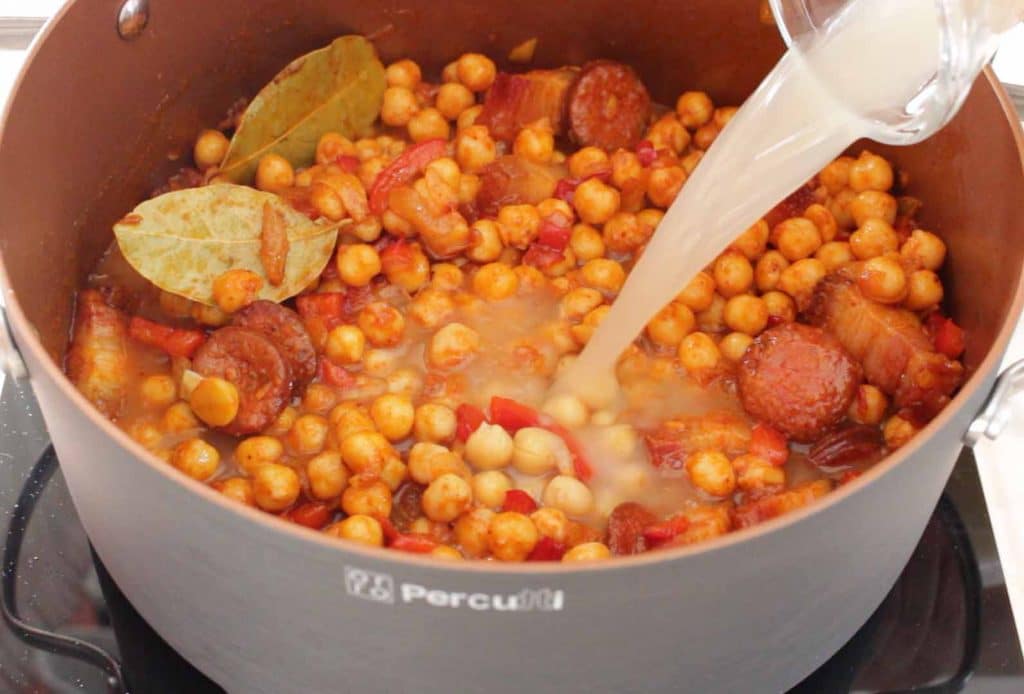 Garbanzos a la riojana: el guiso más fácil y sabroso para este invierno