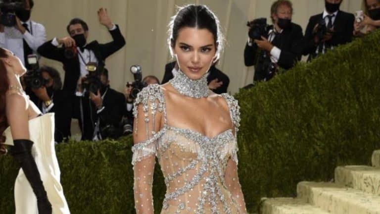 Kendall Jenner la ‘lía parda’ en la boda de una amiga con su criticado ‘vestido’