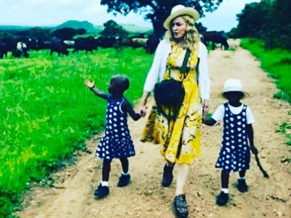 Madonna con sus hijas gemelas