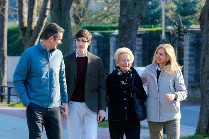 Pablo Urdangarin con su familia - Iñaki Urdangarin y la Infanta Cristina