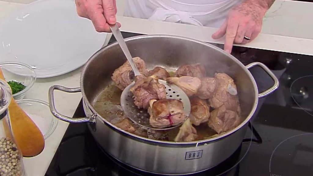Arguiñano y su cordero guisado: la receta que te salvará un domingo Arguiñano