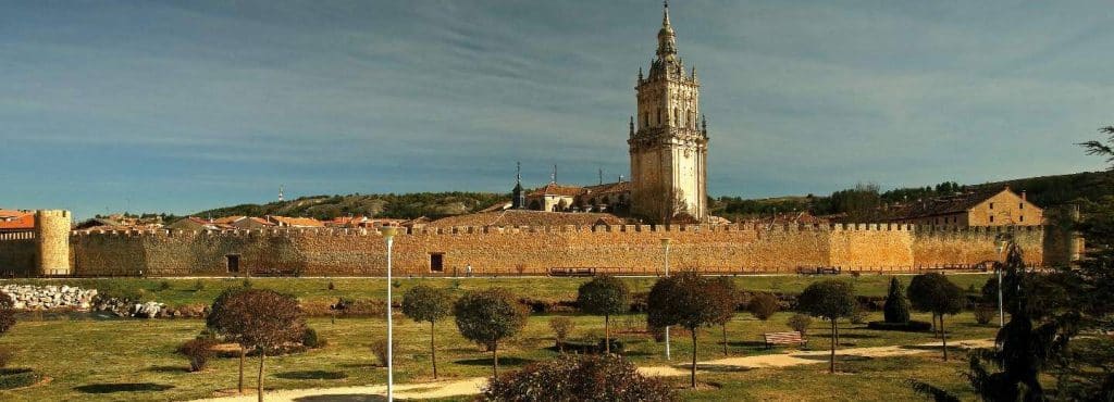 Diez pueblos con grandes murallas que son más bonitos en invierno