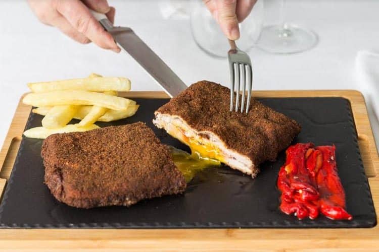Cómo rebozar y freír un cachopo para que te salga de escándalo