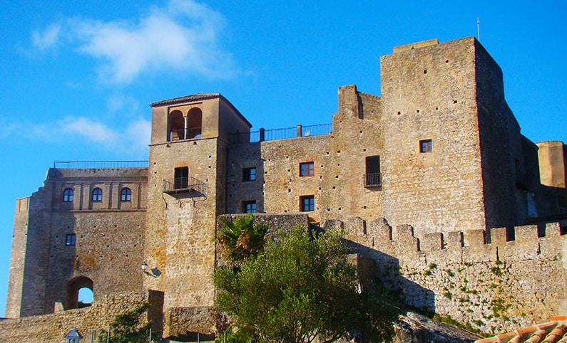 Diez pueblos con grandes murallas que son más bonitos en invierno