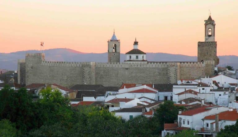 El pueblo de Extremadura que destaca por su fortaleza templaria del siglo XIII