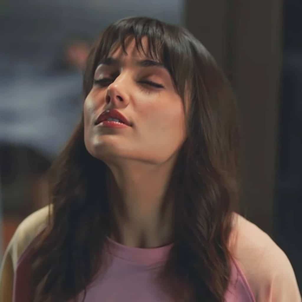 Love is in the air: el cambio físico de Hande Erçel, en fotos