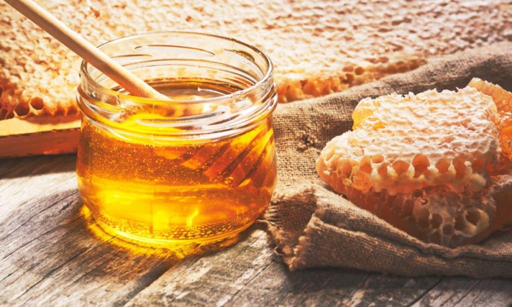 Te contamos las tres razones por las cuales tienes que quitar la miel de tu dieta