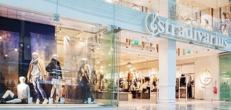Stradivarius rebaja un 20% el vaquero que mejor resalta tu figura