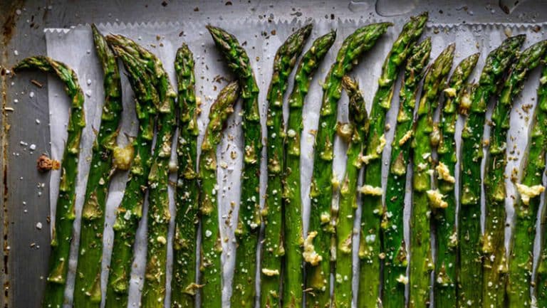 Cómo hacer unos espárragos de escándalo al horno en poco tiempo
