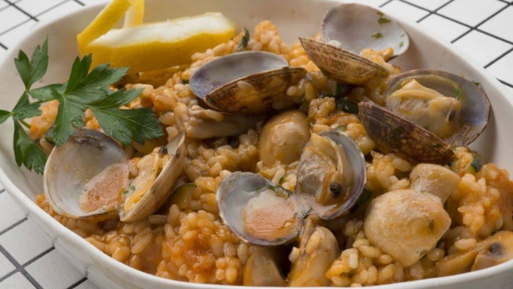 Este arroz con almejas es la mejor versión de la paella que vas a probar