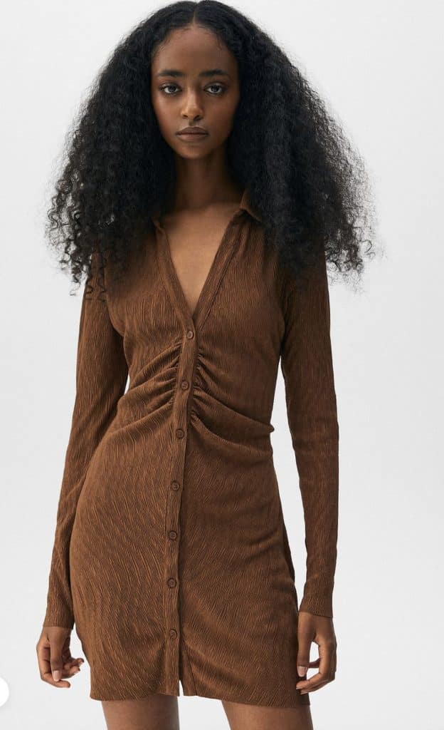 Pull&Bear da la sorpresa con este vestido innovador que roza los 20 euros