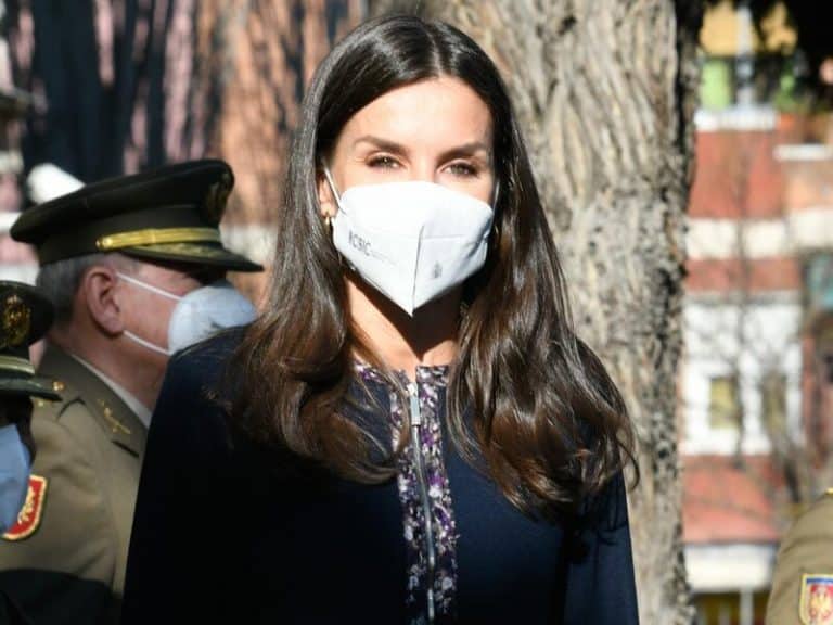 Letizia habla sobre el Rey Felipe: «Está tranquilo, activo y conectado», tras seguir siendo positivo
