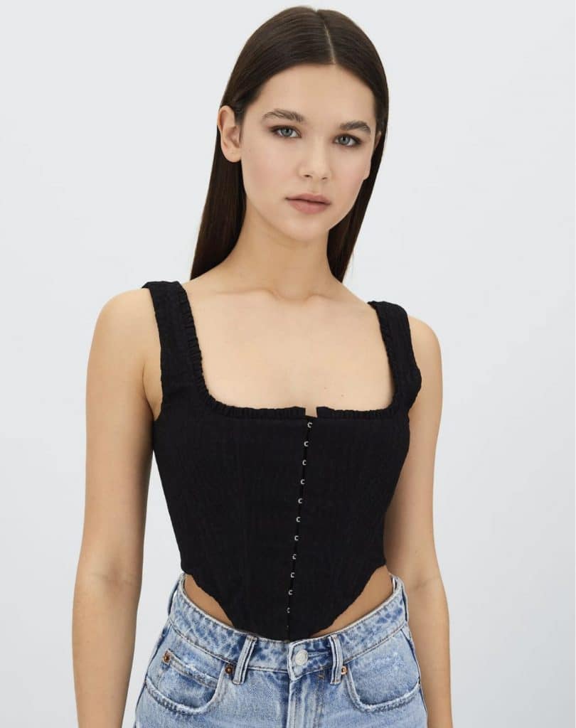 Esta mini bandolera de Stradivarius le da mil vueltas a cualquier bolso de Zara